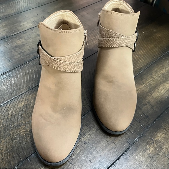 Life Stride Blaire Nubuck Tan Ankle Boots with Double Buckle 8.5 Wide Ankle - Picture 3 of 7